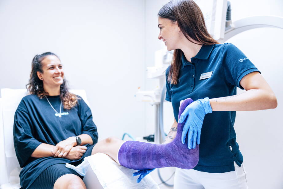 Behandlung im Gipszimmer bei Ortho Cham Zug