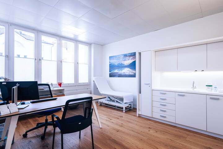 Behandlungszimmer von Ortho Cham Zug