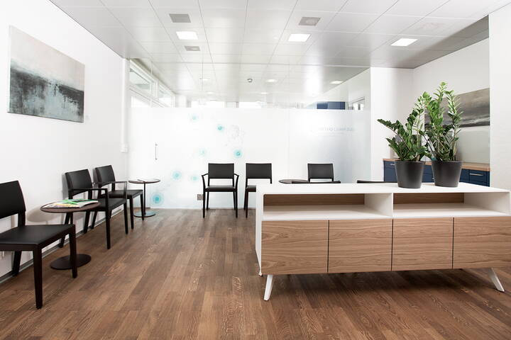 Blick ins Wartezimmer von Ortho Cham Zug